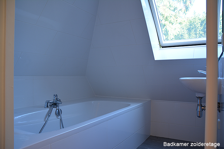 de badkamer op de ruime zolder etage van het appartement te Laren