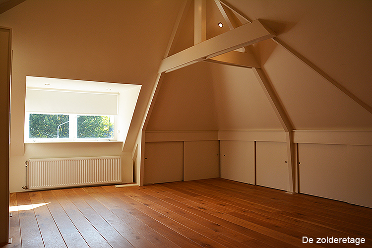 de ruime zolder etage van het appartement te Laren