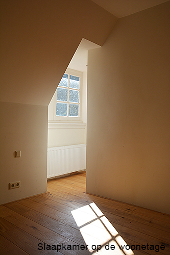 lichte slaapkamer op de woonetage van het appartement in Laren