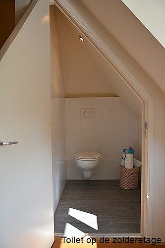separaat toilet op de ruime zolder etage van het appartement te Laren