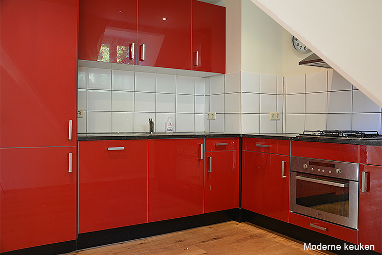 Inclusief alle apparatuur in de moderne keuken van het appartement te Laren