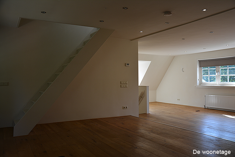 ruime en lichte woonetage van het appartement in Laren