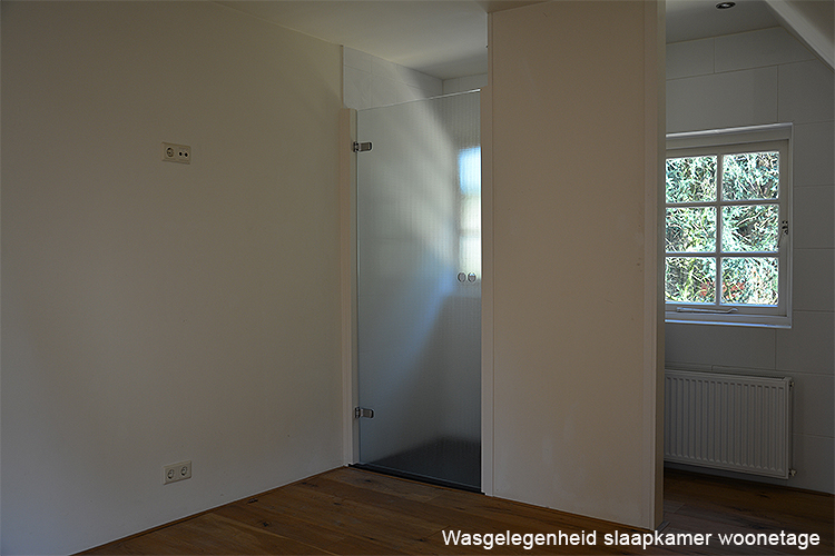 eigen wasgelegenheid in de slaapkamer op de woonetage van het appartement te Laren